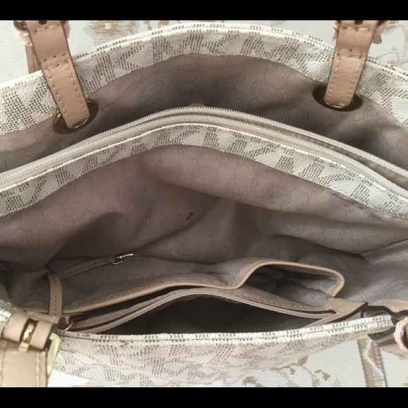 Women’s MICHAEL Kors Signature Tote Bag - Picture 4 of 8